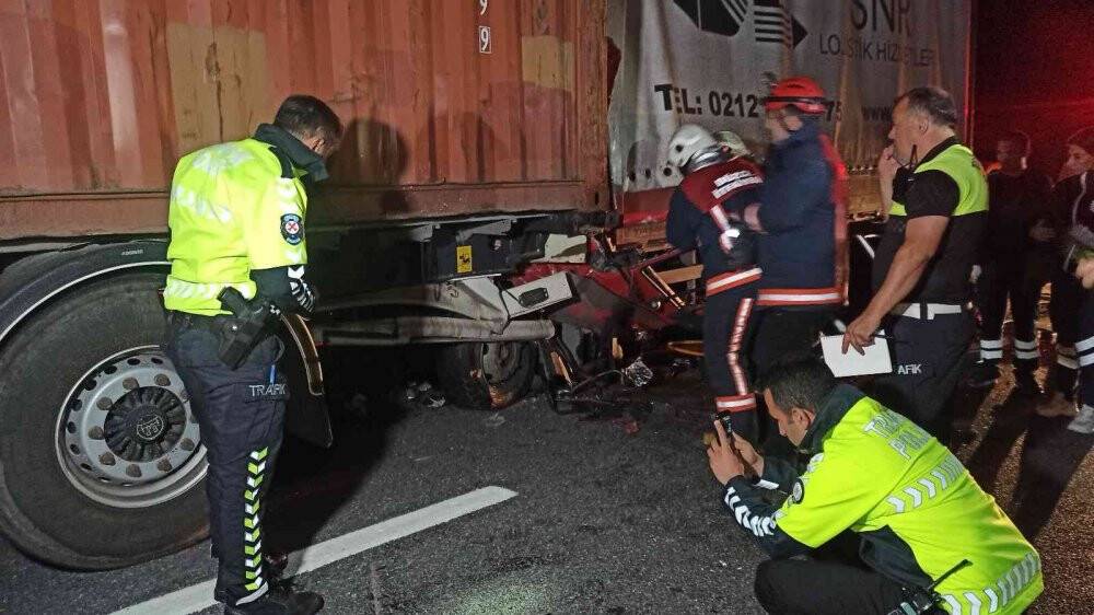 TEM’de tıra arkadan çarpan kamyon kağıt gibi ezildi: 1 ölü