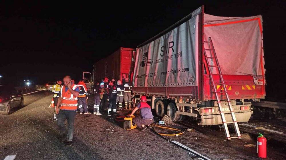 TEM’de tıra arkadan çarpan kamyon kağıt gibi ezildi: 1 ölü