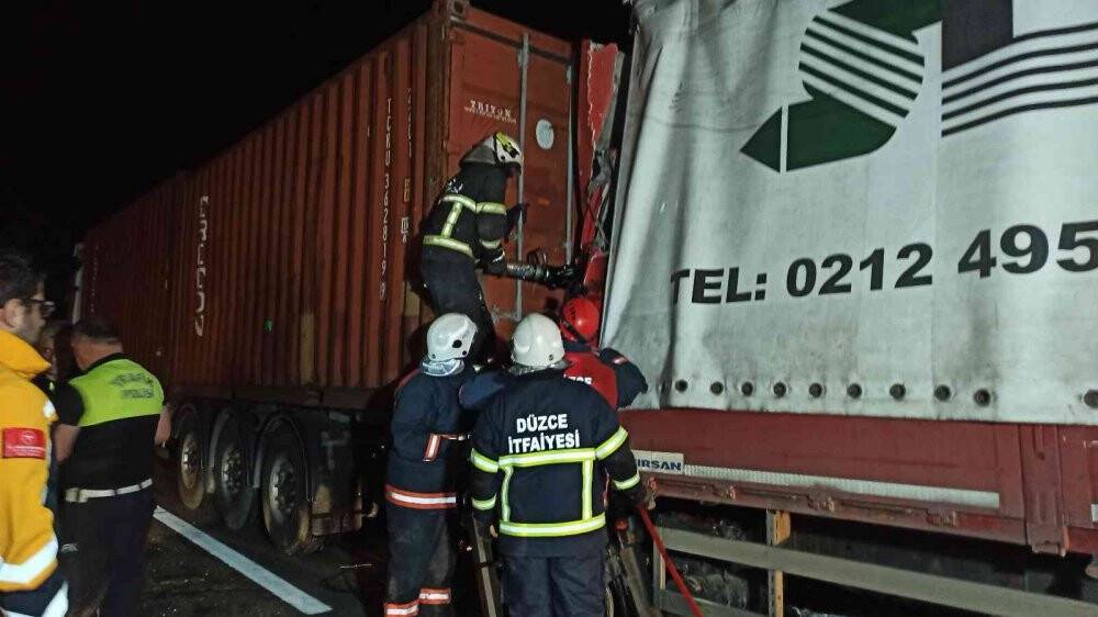 TEM’de tıra arkadan çarpan kamyon kağıt gibi ezildi: 1 ölü