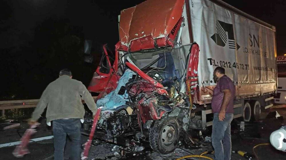TEM’de tıra arkadan çarpan kamyon kağıt gibi ezildi: 1 ölü