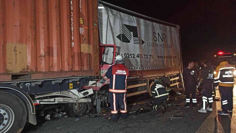 TEM’de tıra arkadan çarpan kamyon kağıt gibi ezildi: 1 ölü