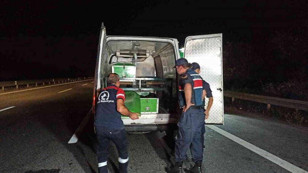 TEM’de tıra arkadan çarpan kamyon kağıt gibi ezildi: 1 ölü