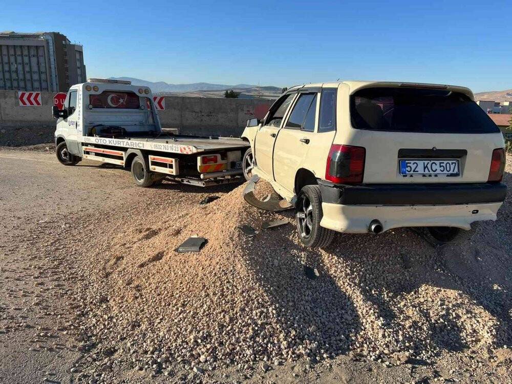 Elazığ’da otomobil kum birikintisine çarptı: 2 yaralı