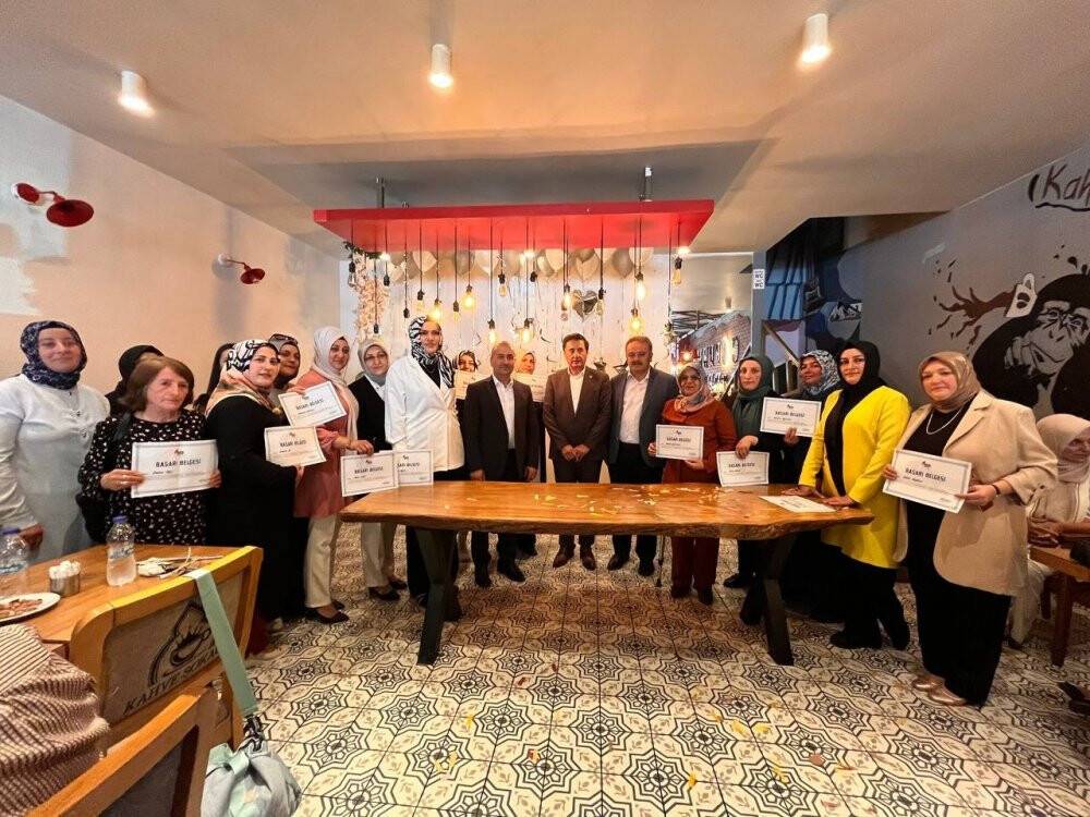 Karabük’te ilk ve ortaöğretimi bitiren 22 kadın için mezuniyet programı düzenlendi