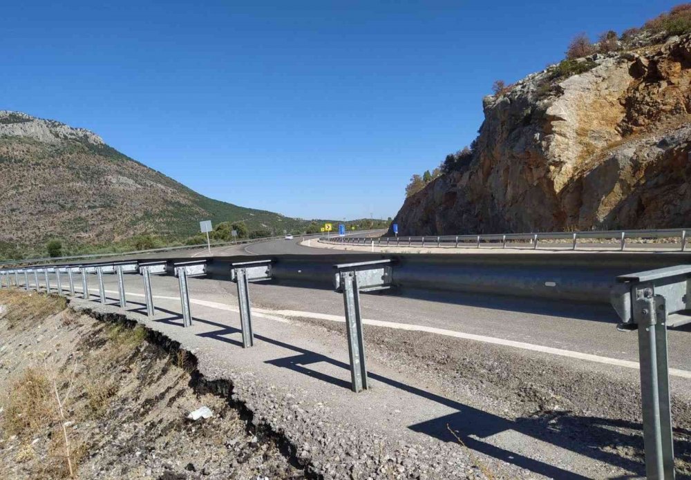 Ölüm virajındaki 10 kilometrelik demir bariyerleri çaldılar