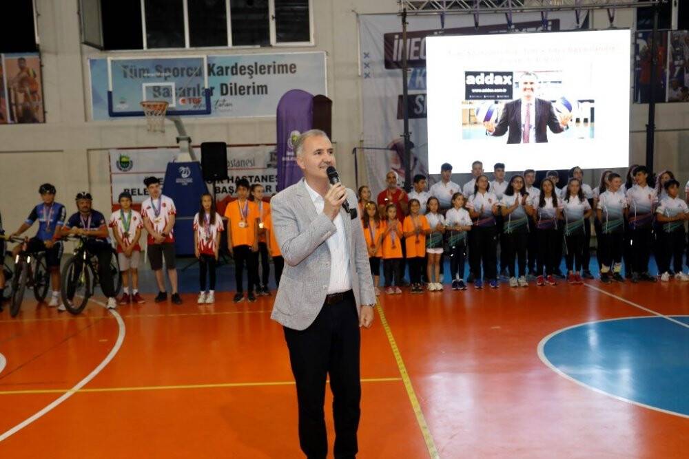 Yaz spor okullarına coşkulu final: 2 bin 902 sporcu sertifikalarını aldı