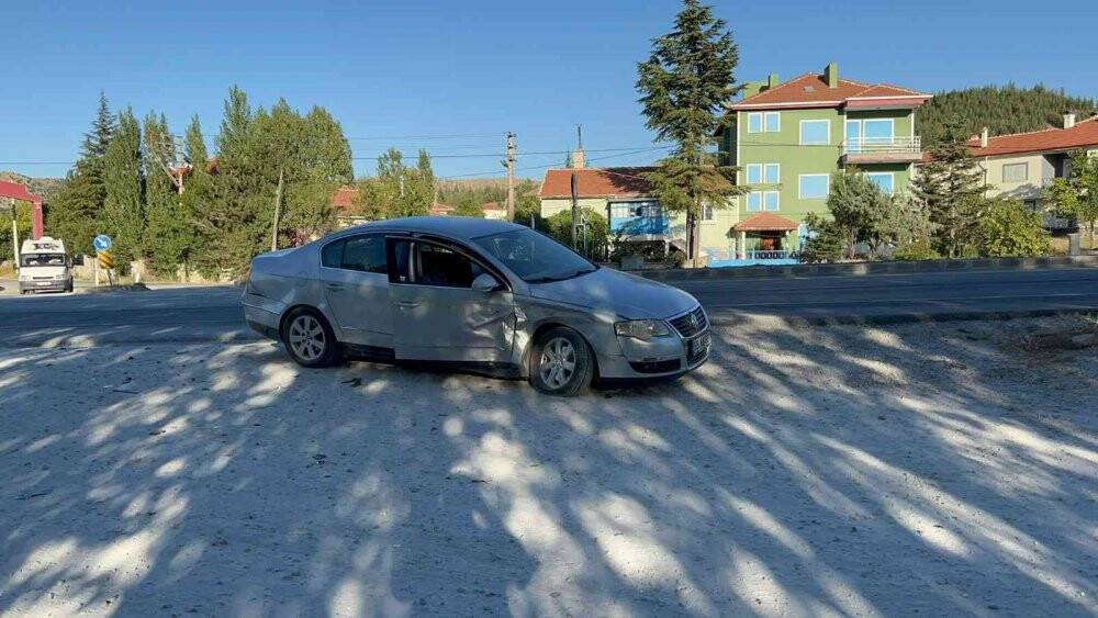 Afyonkarahisar’da 2 otomobilin çarpıştığı kazada sürücüler yaralandı