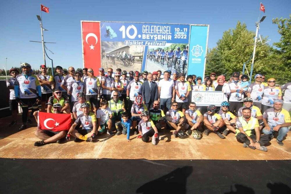 Bisiklet tutkunları Beyşehir Gölü etrafında 165 kilometre pedal çevirdi