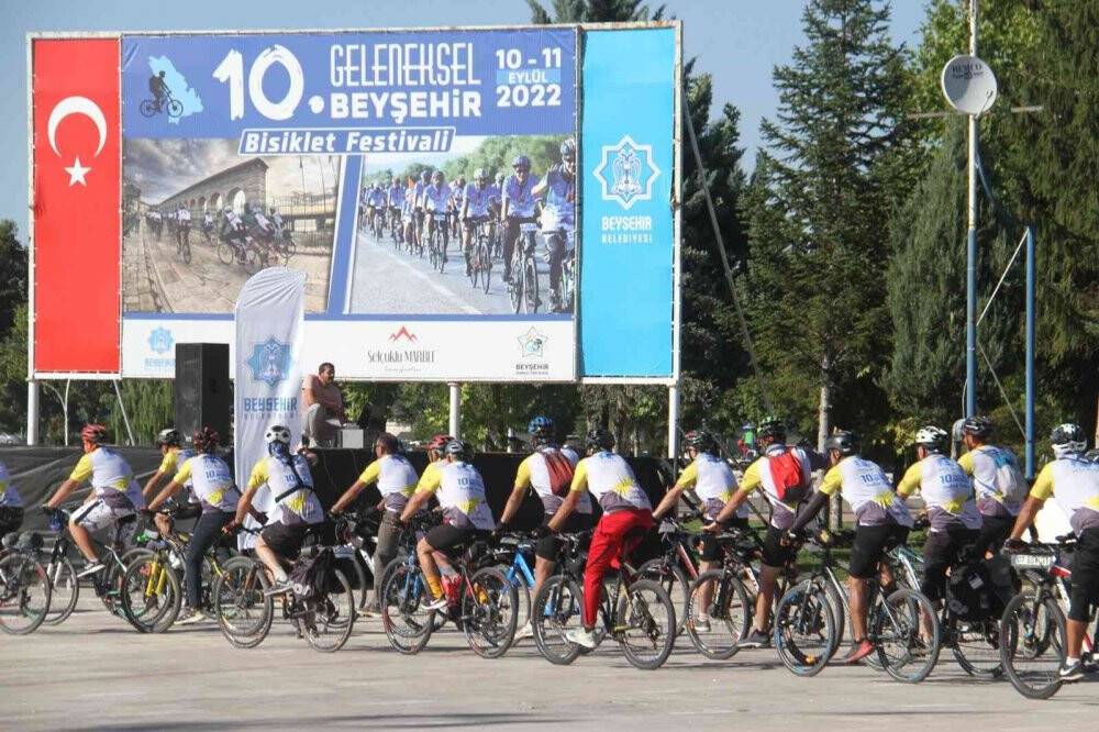 Bisiklet tutkunları Beyşehir Gölü etrafında 165 kilometre pedal çevirdi