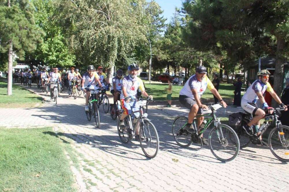 Bisiklet tutkunları Beyşehir Gölü etrafında 165 kilometre pedal çevirdi