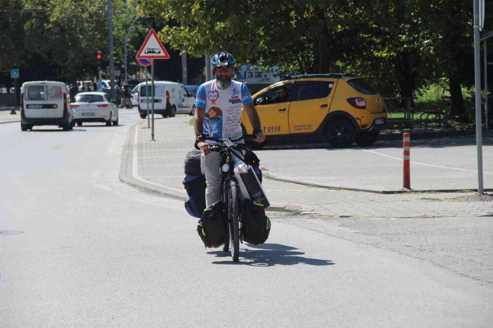 Farkındalık için bisikletle yola çıktı, 4 bin kilometre pedal çevirip 30 şehir dolaştı