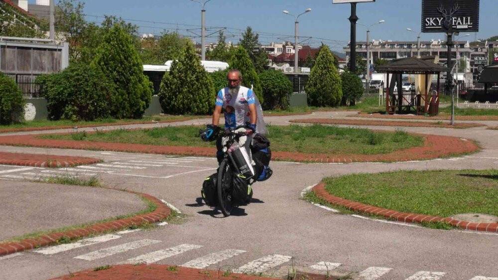 Farkındalık için bisikletle yola çıktı, 4 bin kilometre pedal çevirip 30 şehir dolaştı