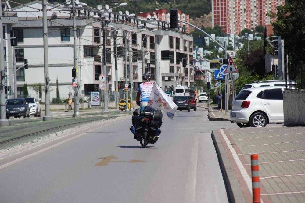 Farkındalık için bisikletle yola çıktı, 4 bin kilometre pedal çevirip 30 şehir dolaştı