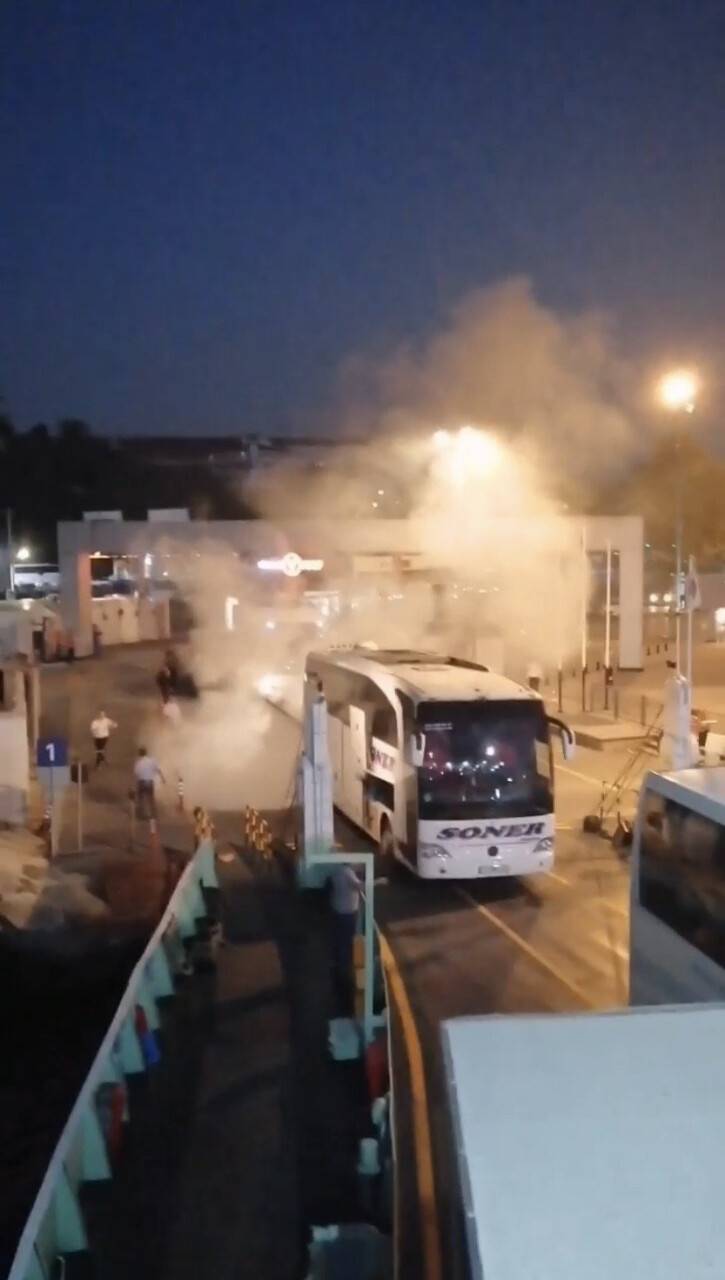 Harem Arabalı Feribot İskelesinde yanan otobüs paniğe yol açtı