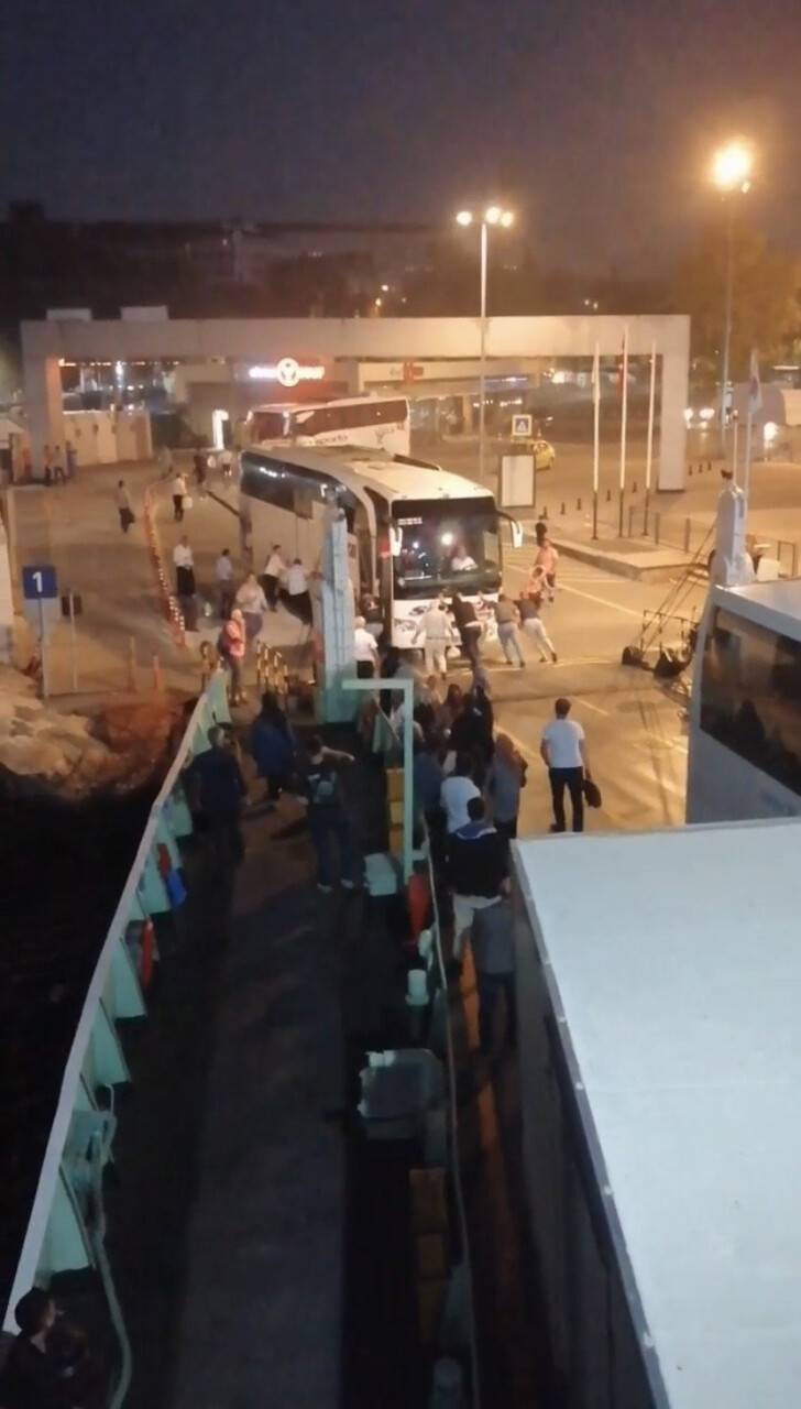 Harem Arabalı Feribot İskelesinde yanan otobüs paniğe yol açtı
