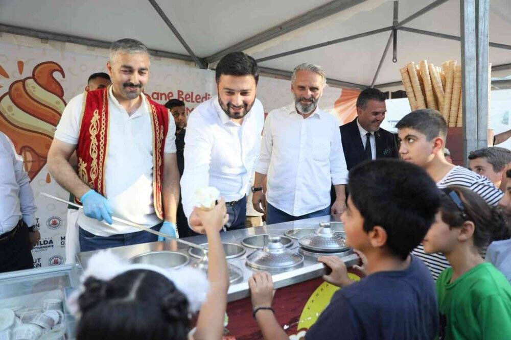 Kağıthaneliler okulların açılmasına bir gün kala Dondurma Festivali’nde doyasıya eğlendi
