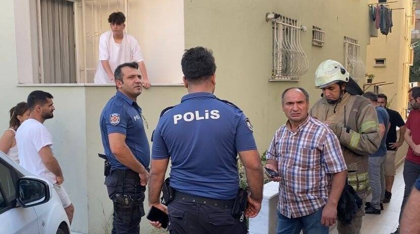 Kendisini eve kilitledi, telefonunu ocakta yakıp yangın çıkardı