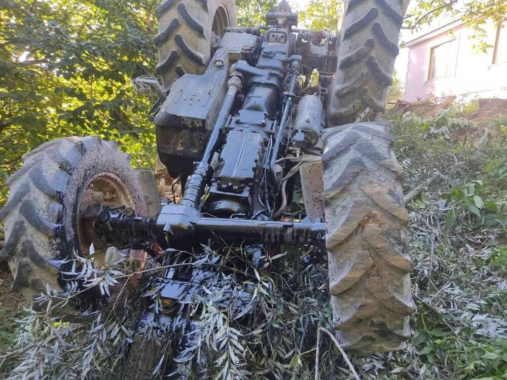 Kontrolden çıkan traktör devrildi: 3 yaralı