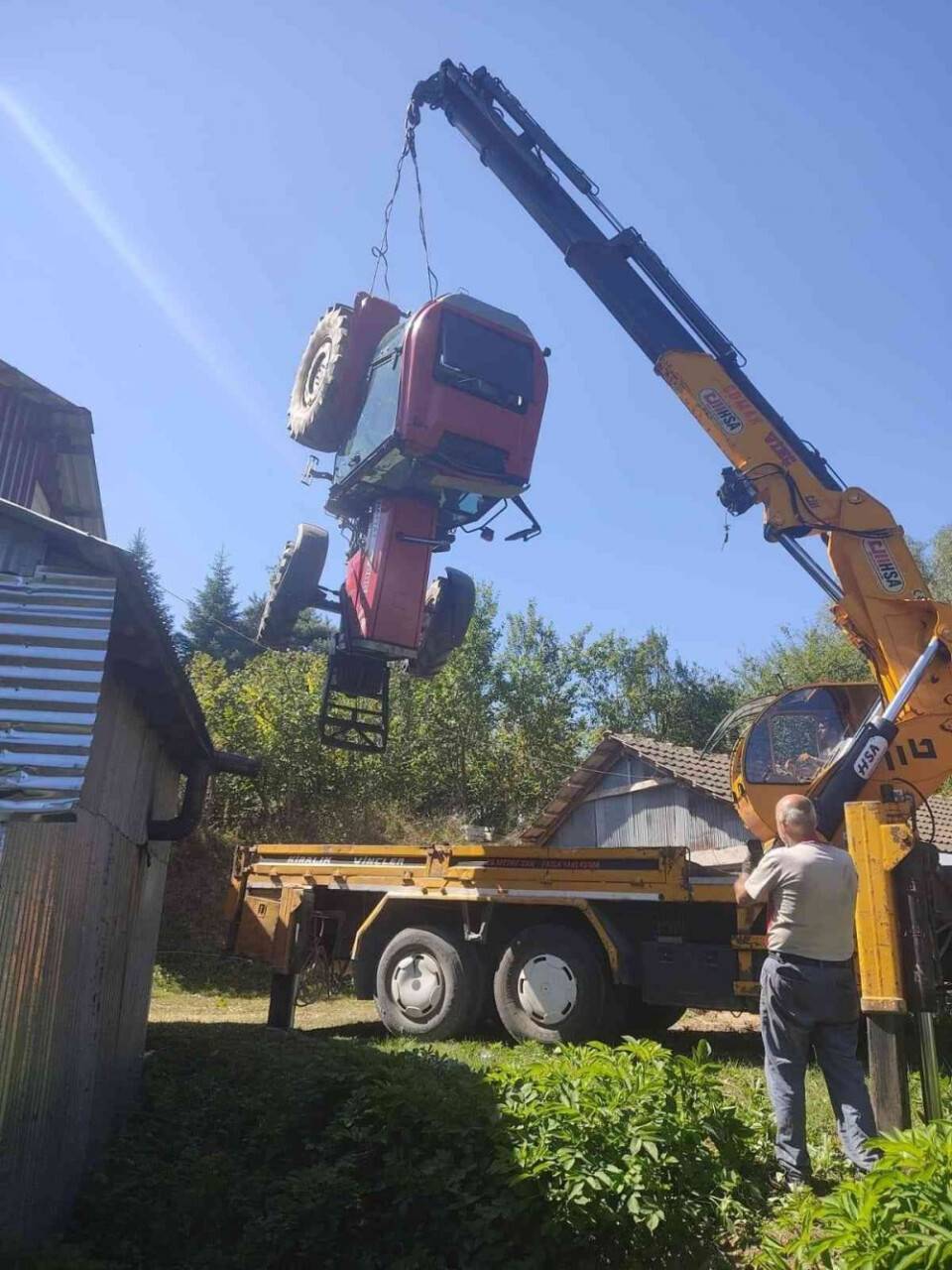 Kontrolden çıkan traktör devrildi: 3 yaralı