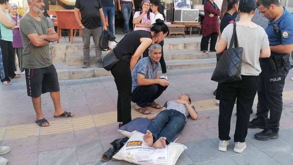 Otomobilin çarptığı oğlunun başından bir an olsun ayrılmadı