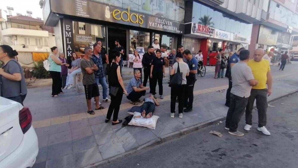 Otomobilin çarptığı oğlunun başından bir an olsun ayrılmadı