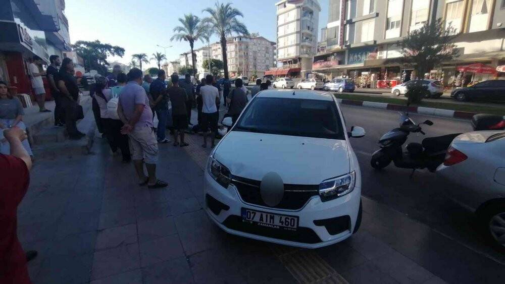 Otomobilin çarptığı oğlunun başından bir an olsun ayrılmadı