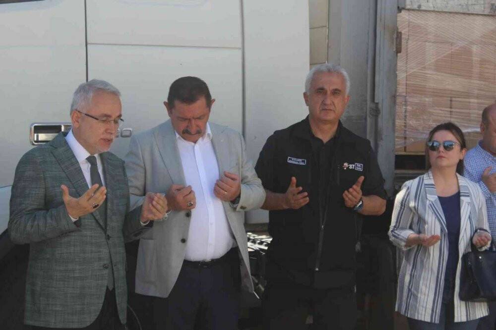 Tarihin en büyük sel felaketinin yaşandığı Pakistan’a iki tır yardım gönderildi