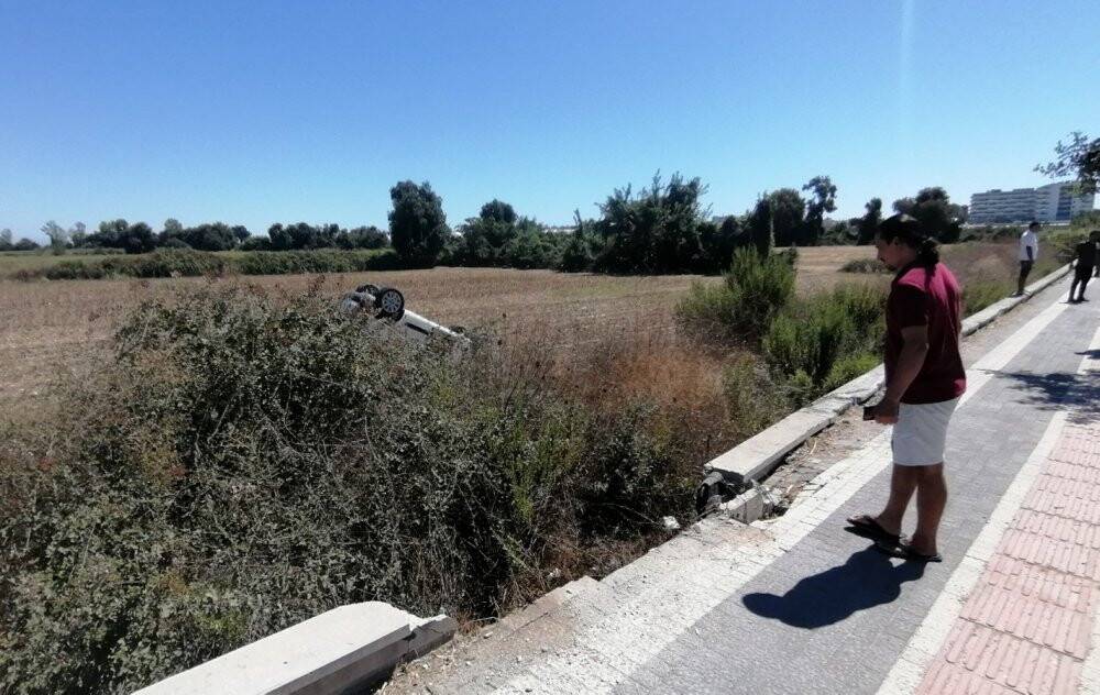 Virajı alamayan otomobil mısır tarlasına uçtu: 1 yaralı