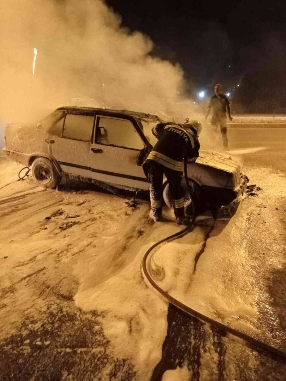 Yatağan’da seyir halindeki otomobil küle döndü