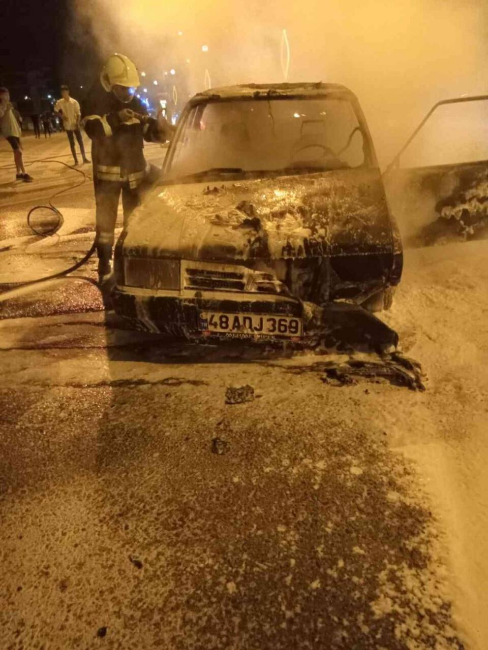 Yatağan’da seyir halindeki otomobil küle döndü