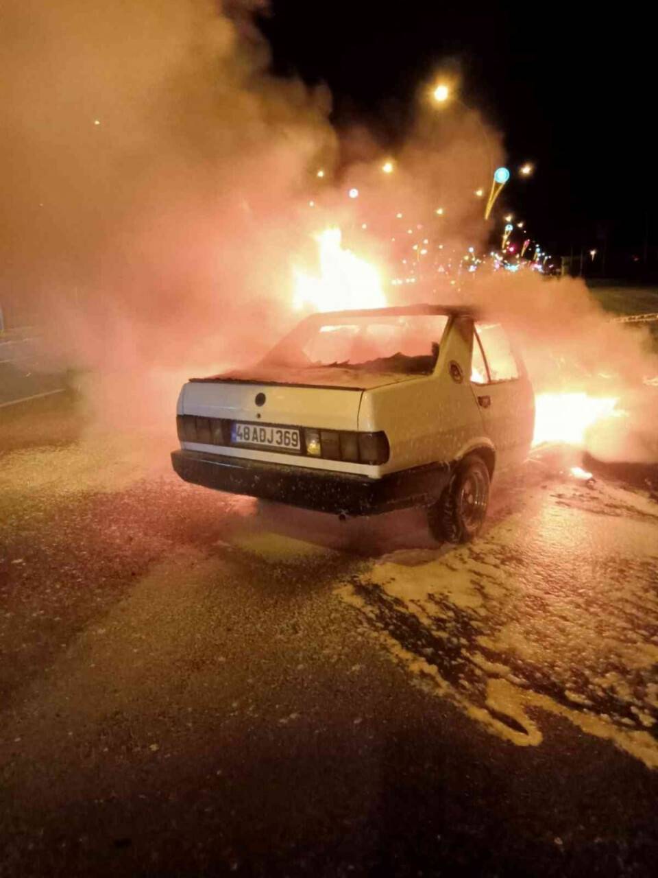 Yatağan’da seyir halindeki otomobil küle döndü