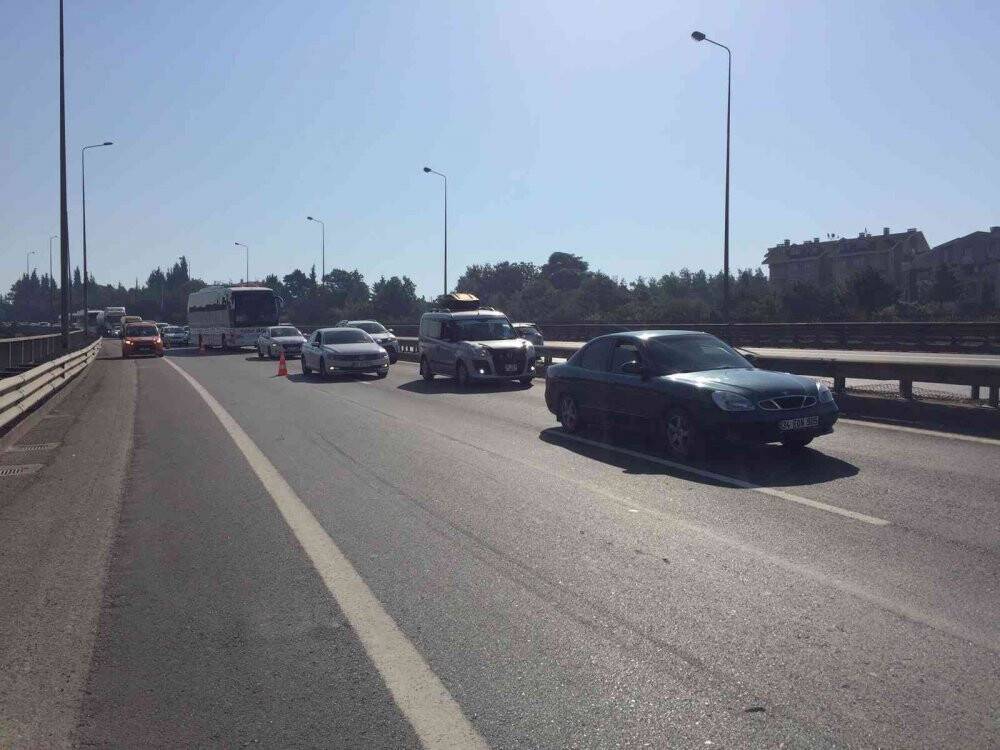 Yol üzerindeki lastik parçasına çarpınca 6 araç zincirleme kazaya karıştı