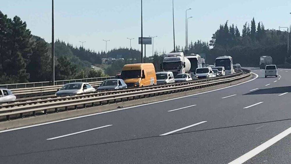 Yol üzerindeki lastik parçasına çarpınca 6 araç zincirleme kazaya karıştı