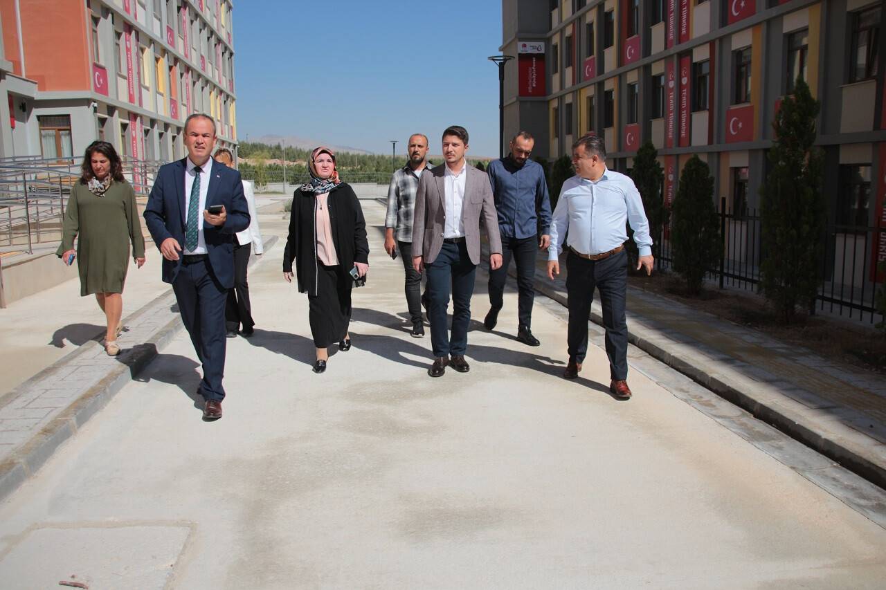 aa-20220912-28878021-28878016-ak-parti-konya-milletvekili-selman-ozboyaci-kentteki-yurtlarda-incelemede-bulundu.jpg