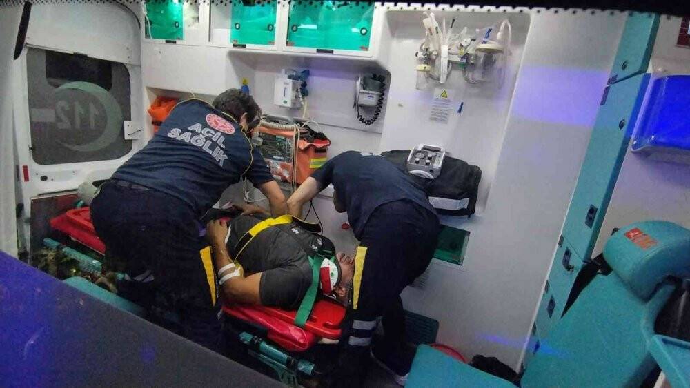 Ağaca takılan yamaç paraşütçüleri için nefes kesen kurtarma operasyonu