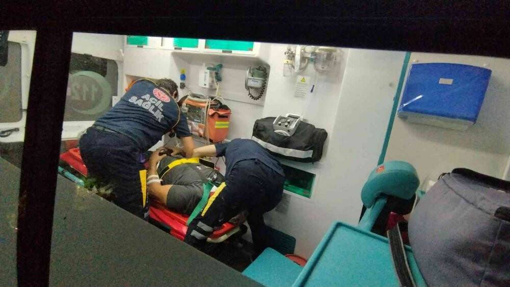 Ağaca takılan yamaç paraşütçüleri için nefes kesen kurtarma operasyonu