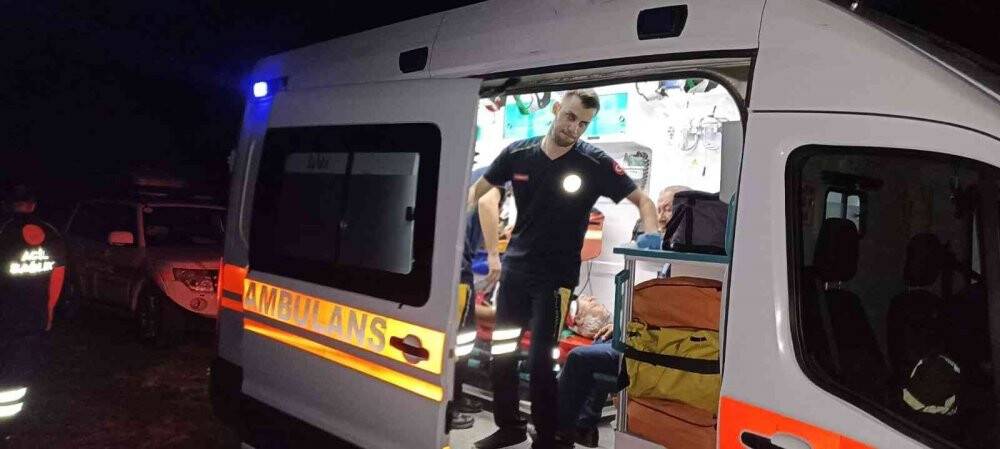 Ağaca takılan yamaç paraşütçüleri için nefes kesen kurtarma operasyonu