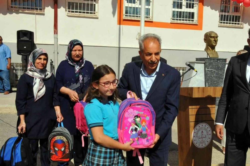 Akşehir Belediyesi’nden 2 bin 500 çanta ve kırtasiye seti