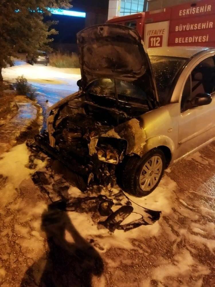 Benzin kaçağından yanan aracın sürücüsü kıl payı kurtuldu