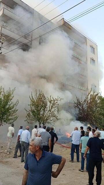Bina bahçesinde yanan traktör lastikleri paniğe neden oldu