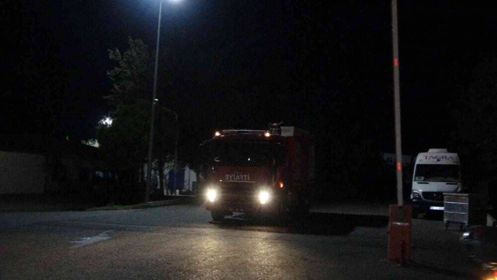 Fabrikada çıkan yangında 3 işçi dumandan zehirlendi