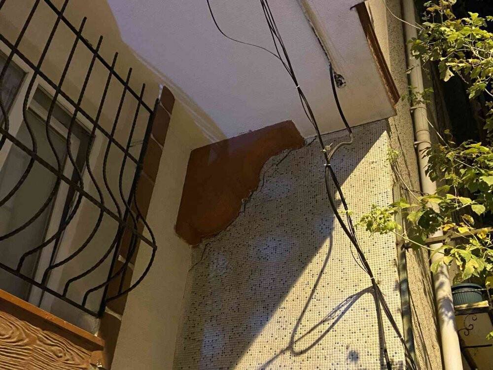 Güngören’de 4 katlı binada çatlak meydana geldi, tedbir amacıyla iki bina boşaltıldı
