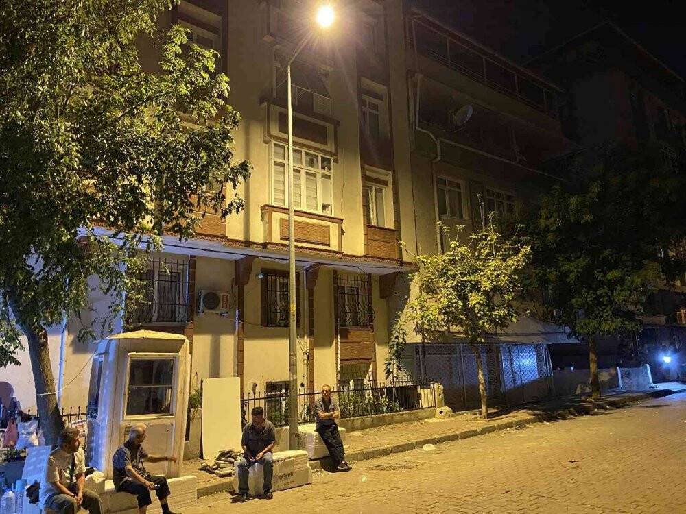 Güngören’de 4 katlı binada çatlak meydana geldi, tedbir amacıyla iki bina boşaltıldı