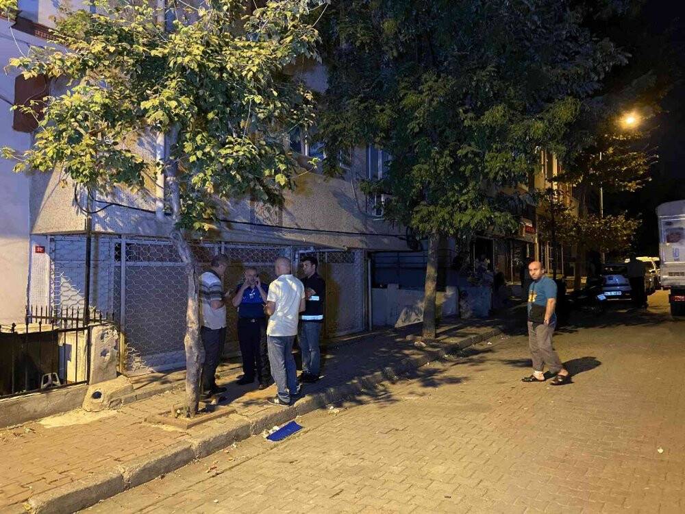 Güngören’de 4 katlı binada çatlak meydana geldi, tedbir amacıyla iki bina boşaltıldı