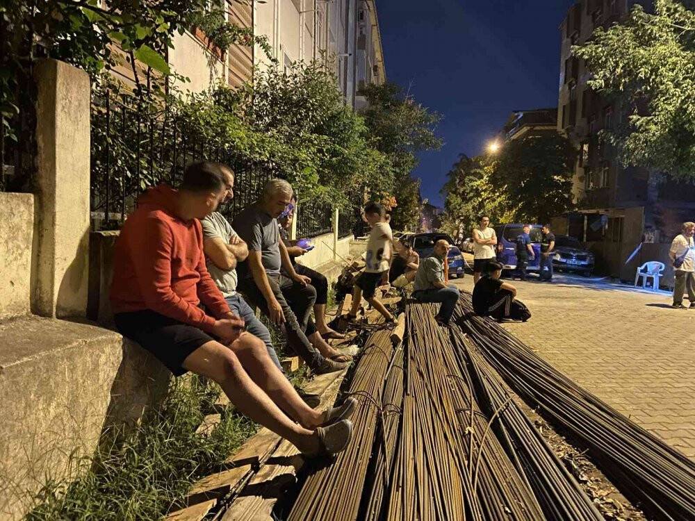 Güngören’de 4 katlı binada çatlak meydana geldi, tedbir amacıyla iki bina boşaltıldı