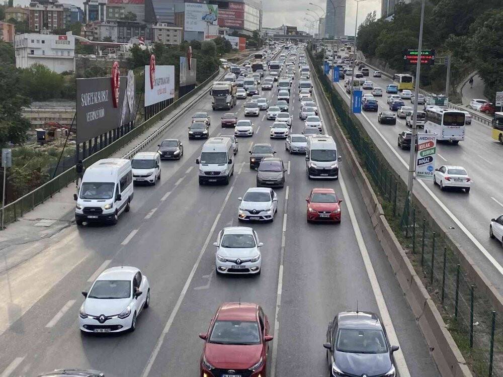 İstanbul’da okullar açıldı, trafik yoğunluğu oluştu