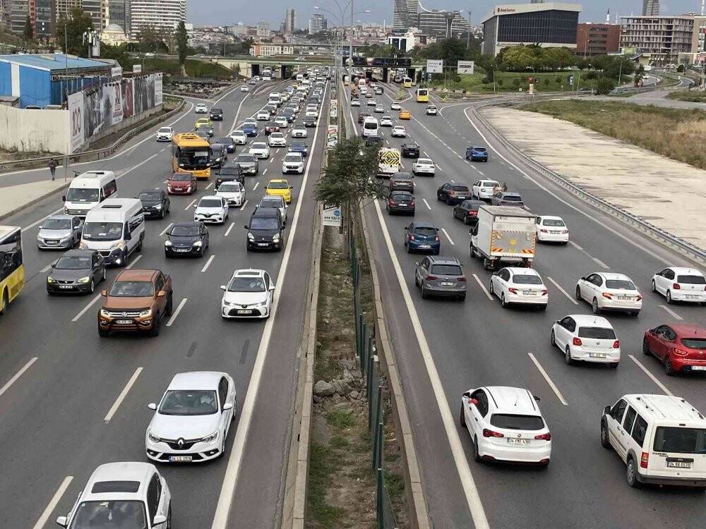 İstanbul’da okullar açıldı, trafik yoğunluğu oluştu