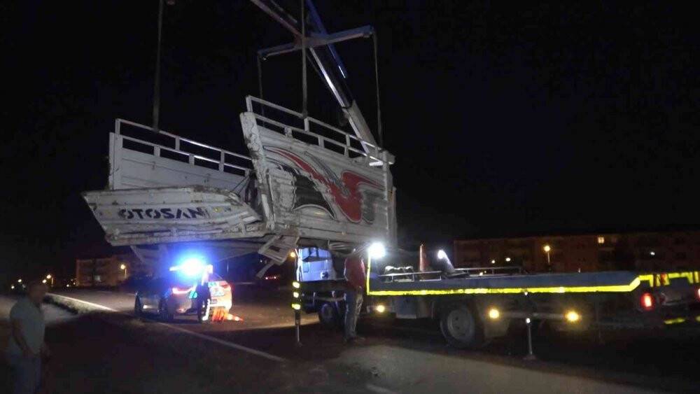 Kırıkkale’de feci kaza, kamyonet ikiye bölündü: 3 yaralı