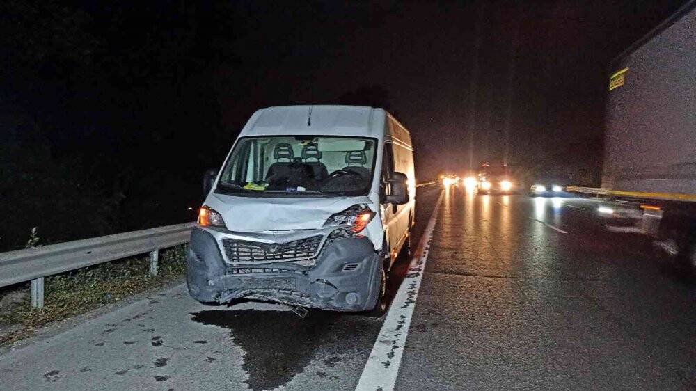 Ticari araç otomobile çarptı: 2 yaralı