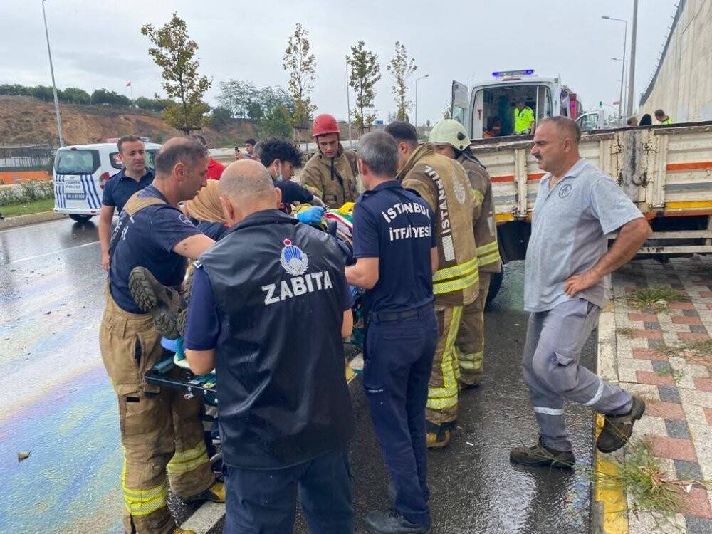 Tuzla’da refüjü aşan kamyonet karşı şeritten gelen minibüse çarptı: 2 yaralı